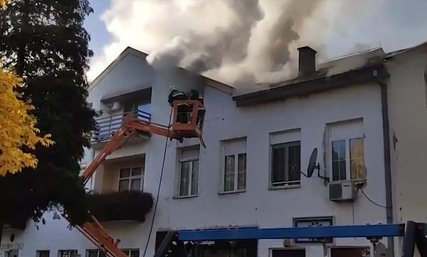 Pukom srećom izbjegnuta tragedija: U Bratuncu izbio požar u potkrovlju zgrade, krov u potpunosti izgorio