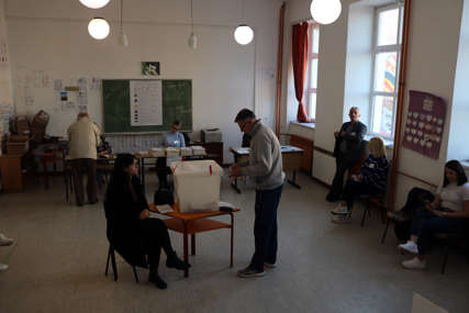 Pravo glasa ima 33.446 birača: Manja kašnjenja na tri biračka mjesta u Derventi