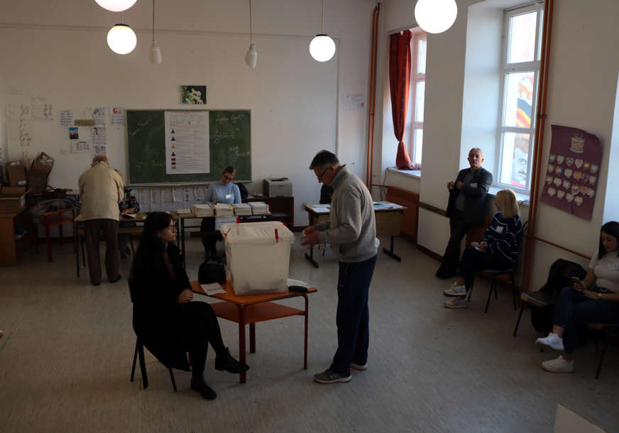 Pravo glasa ima 33.446 birača: Manja kašnjenja na tri biračka mjesta u Derventi