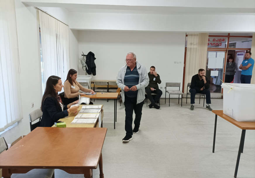 Glasanje se odvija bez problema: Otvorena biračka mjesta u Kotor Varošu