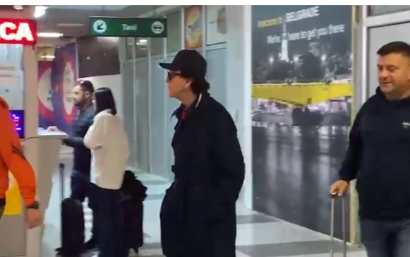 „Izgleda kao mladić" Zdravko Čolić uhvaćen na aerodromu, pokušao da se sakrije od svih (VIDEO)