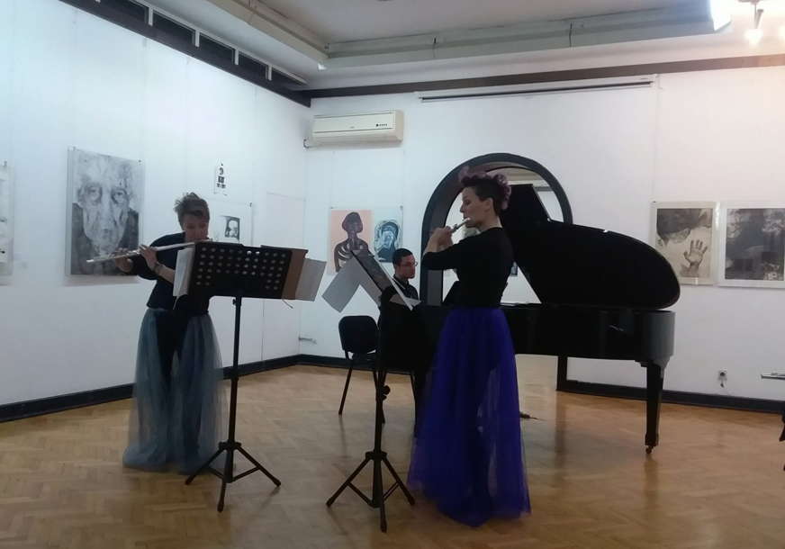 Više puta vraćani na scenu: Banjalučki ansambl "Flutete" oduševio publiku u Tuzli