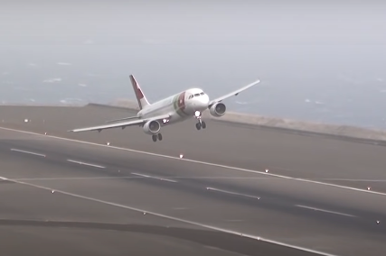 Piloti izveli pravo čudo: Oluja pomjerala avion kao da je od papira (VIDEO)