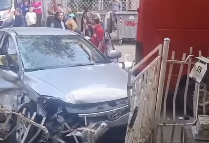 Samo pukom srećom nema stradalih: Velikom brzinom se zakucao u ogradu škole (VIDEO)