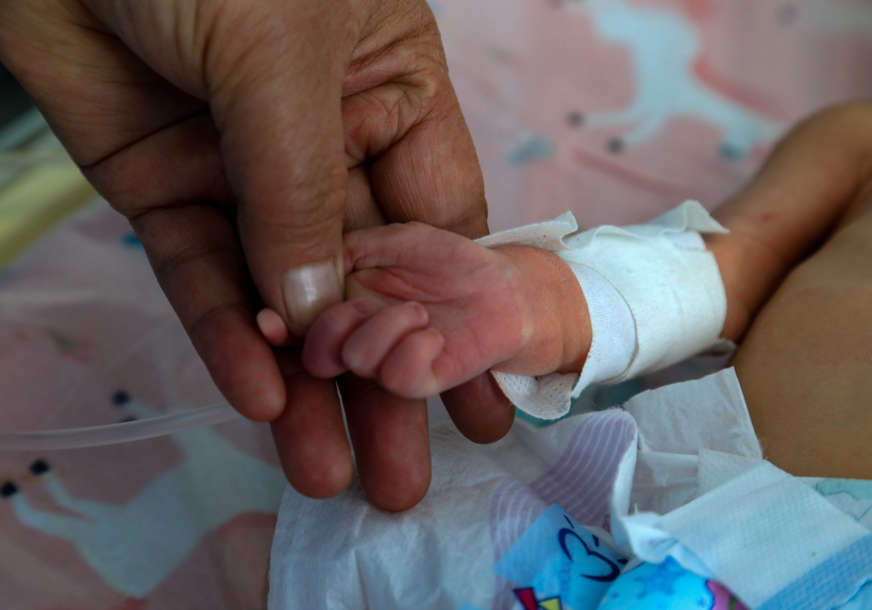 “DIJETE NIJE DISALO” Porođaj počeo u vozilu Hitne pomoći, bebi se pupčana vrpca omotala oko vrata