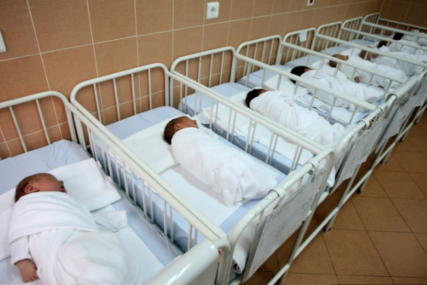U tri grada nije bilo porođaja: U Srpskoj rođeno 17 beba, a u jednom hercegovačkom gradu na svijet došle i blizankinje