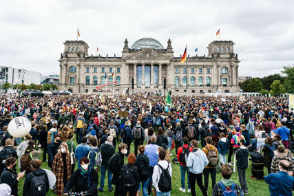 Protesti širom Evrope: U Berlinu zbog poskupljenja se okupilo nekoliko stotina demonstranata