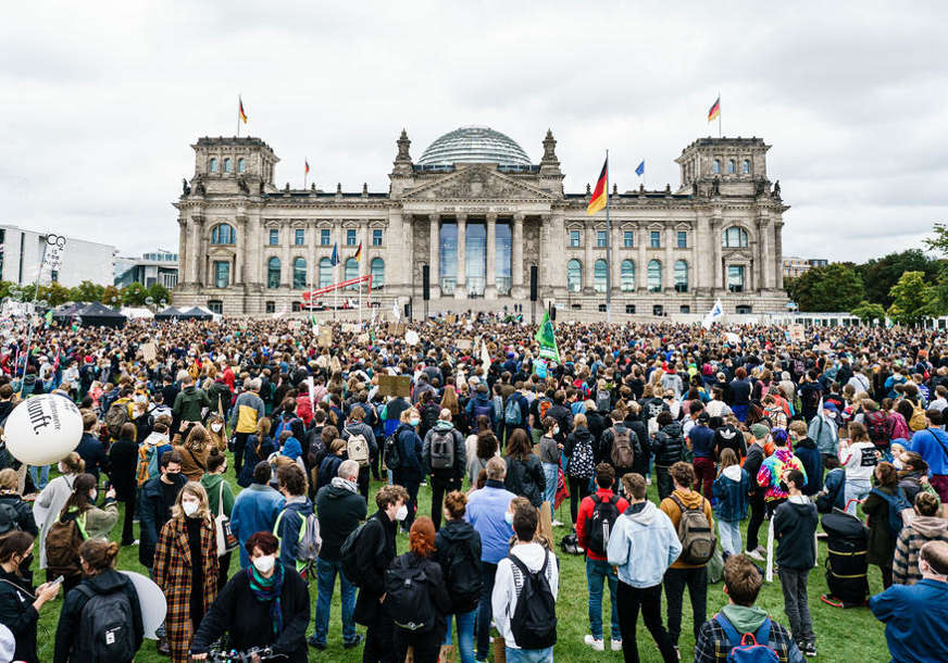 Protesti širom Evrope: U Berlinu zbog poskupljenja se okupilo nekoliko stotina demonstranata