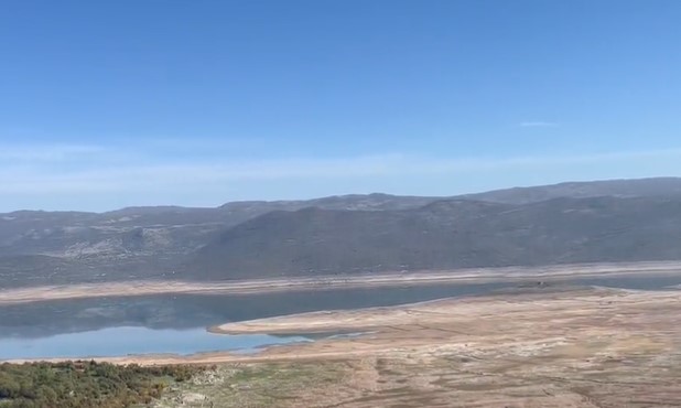 Splavovi nasukani na obali: Bilećko jezero nestaje, izronile potopljene kuće (VIDEO)