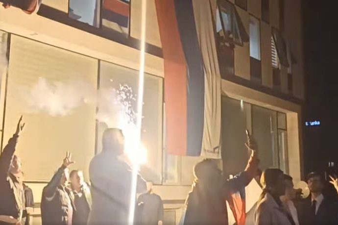 “SREĆNA VAM SLOBODA” Opozicija u Podgorici slavila rušenje Đukanovića, orilo se "Veseli se srpski rode" (VIDEO)