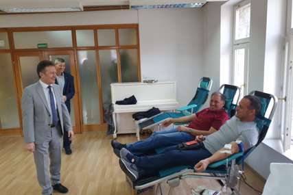 Humanitarci ponovo na djelu: Počela akcija dobrovoljnog davanja krvi u Ugljeviku (FOTO)