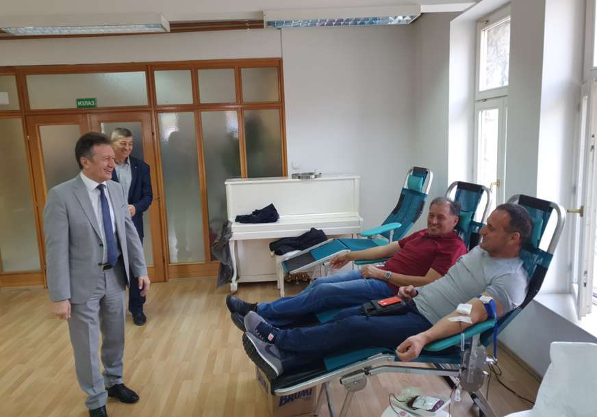 Humanitarci ponovo na djelu: Počela akcija dobrovoljnog davanja krvi u Ugljeviku (FOTO)