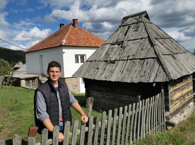 (VIDEO, FOTO) ODLUČAN DA SAČUVA DJEDOVINU Najpoželjniji neženja (20) na Balkanu oduševio sve svojim seoskim životom, riječi mladića odzvanjaju