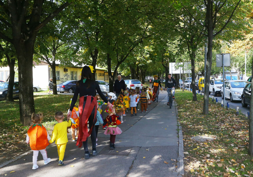 djeca šetaju ulicom u pratnji vaspitačica
