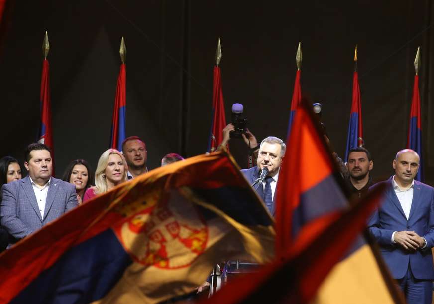 Završen miting "Otadžbina zove": Dodik mahao zastavom Srbije, Banjalukom  odjekuje "Veseli se srpski rode"