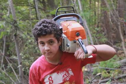 Najmlađi drvosječa u Srbiji: Drugari od džeparca kupuju telefone, a on motornu testeru (FOTO)