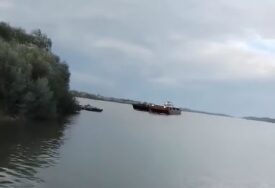 Drama na Dunavu: Brod izgubio kontrolu i udario u splav (VIDEO)