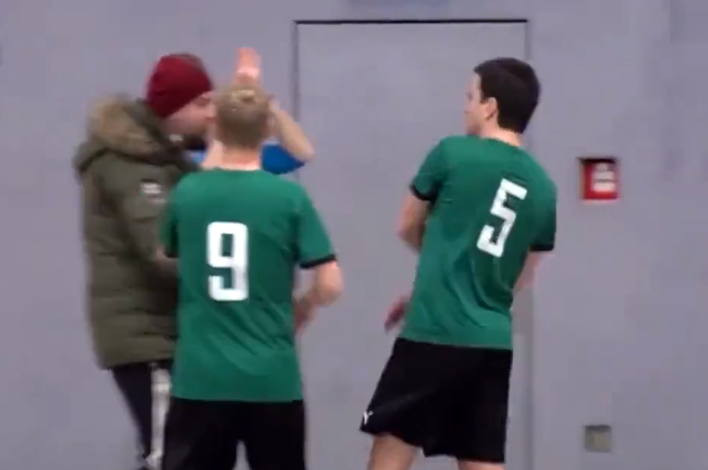 Zakucao se u vrata, pa umalo dobio batine: Nesvakidašnji sukob na futsal meču u Njemačkoj (VIDEO)