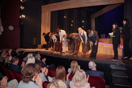 Nagrađeni prijatelji teatra, proglašeni najbolji glumci: Premijerom "Gospođice" otvorena 93. pozorišna sezona (FOTO)