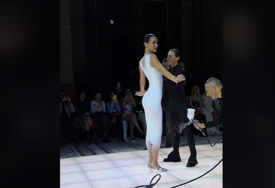 Dizajneri stvorili nevjerovatnu haljinu:  Najljepša žena svijeta na pisti se pojavila skoro gola (VIDEO)