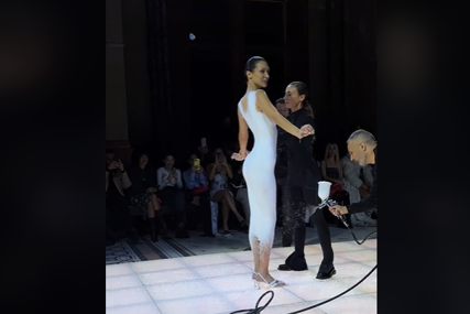 Dizajneri stvorili nevjerovatnu haljinu:  Najljepša žena svijeta na pisti se pojavila skoro gola (VIDEO)