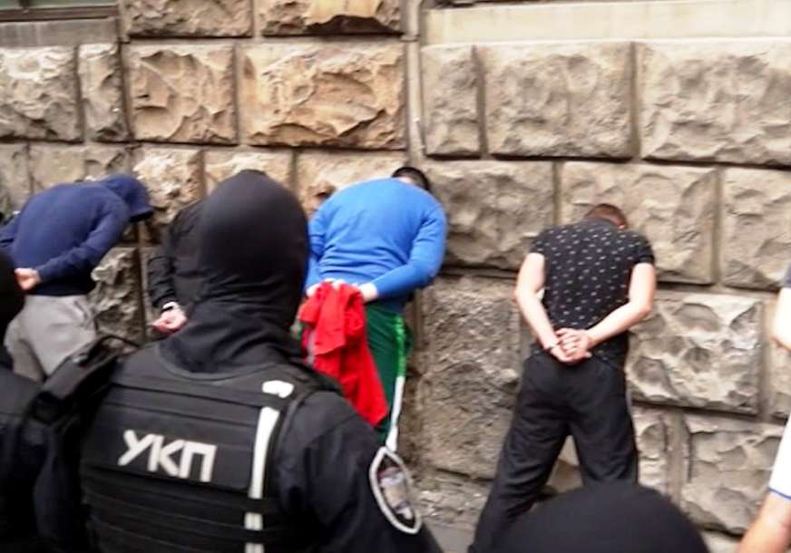 POVRIJEDILI 12 POLICAJACA Uhapšen 21 navijač zbog nereda na “Evroprajdu”