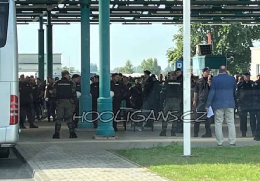 Navijači Ferencvaroša blokirali granicu: "Zelena čudovišta" masovno krenula u Beograd, HAOS na ulasku u Srbiju (FOTO)