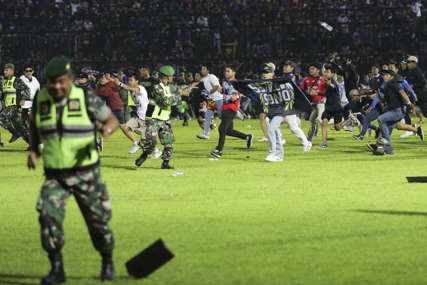 OSTVARILE SE CRNE PROGNOZE Raste broj žrtava nakon nereda na stadionu u Indoneziji (VIDEO, FOTO)
