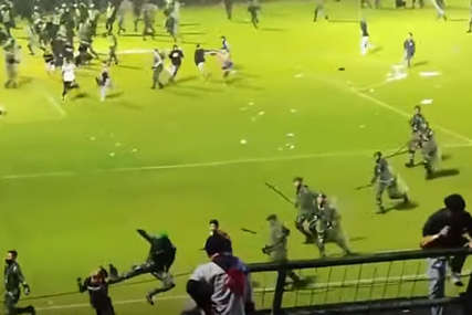 GROBNICA NA STADIONU Bijesni navijači se sjurili na teren, izbrojano 129 mrtvih (FOTO, VIDEO)