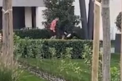 "Tri momka su me prebila ispred zgrade" Jutjuber podijelio snimak brutalnog napada (VIDEO)