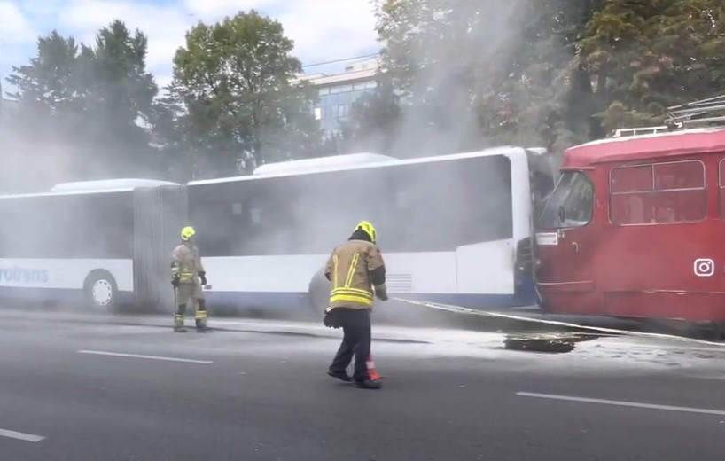 KARAMBOL NA ULICI Sudar autobusa i tramvaja, povrijeđene četiri osobe (VIDEO)