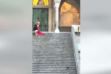 NIŠTA IM NIJE SVETO Turistkinja se gola slikala ispred katedrale, stanovnici bijesni (VIDEO)