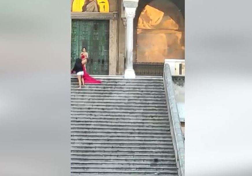 NIŠTA IM NIJE SVETO Turistkinja se gola slikala ispred katedrale, stanovnici bijesni (VIDEO)