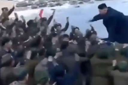 NESTVARAN SNIMAK Vojnici plaču u vodi, dok ih Kim tjera od sebe (VIDEO)