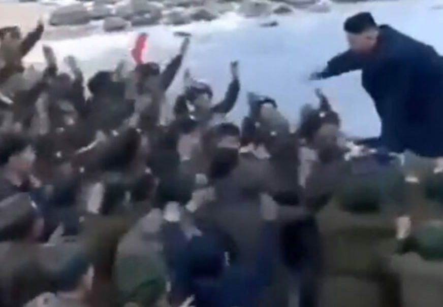 NESTVARAN SNIMAK Vojnici plaču u vodi, dok ih Kim tjera od sebe (VIDEO)