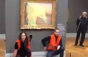 Još jedan udar na umjetnost: Aktivisti prosuli pire na sliku Kloda Monea (VIDEO)