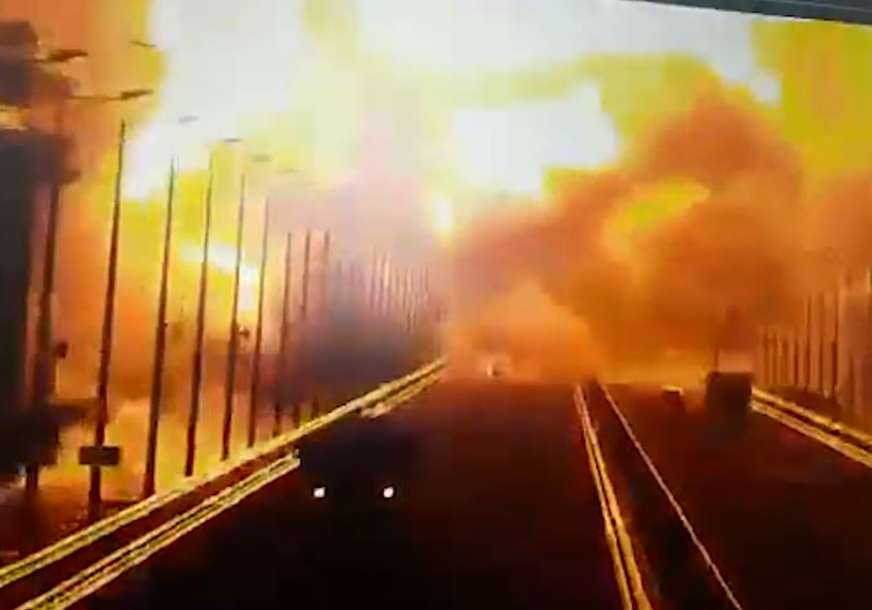 Objavljeno ko je vlasnik kamiona: Evo kako izgleda Krimski most nakon eksplozije (VIDEO)