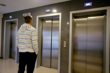 Čovjek pred liftom