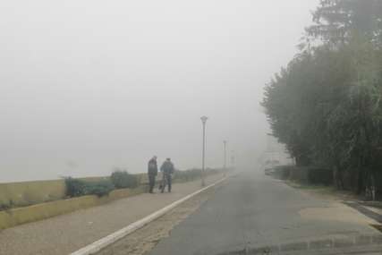 VOZAČI, OPREZ Mokri kolovozi, magla pala na pojedine gradove u Srpskoj