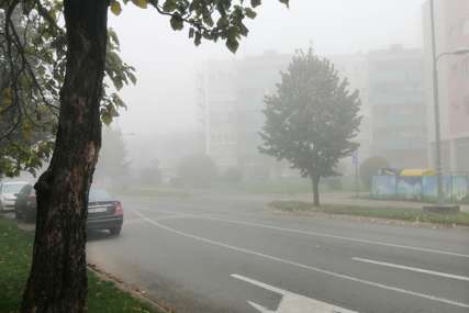 VOZAČI, VOZITE OPREZNO Mjestimično gusta magla smanjuje vidljivost u kotlinama