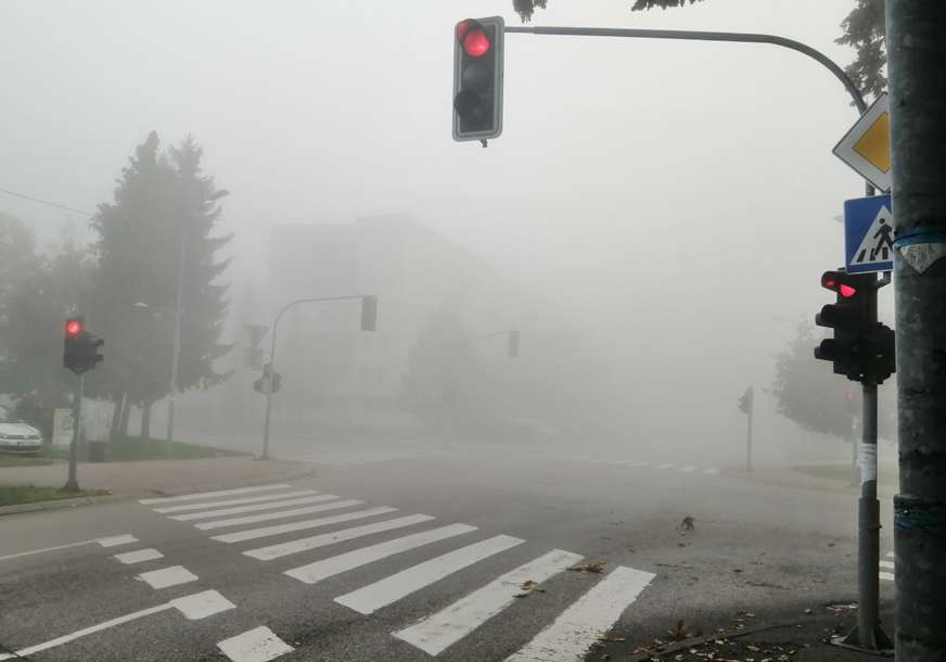 Savjetuje se oprezna vožnja: Vlažni i klizavi kolovozi, magla smanjuje vidljivost