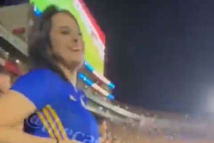 Gol je pao, ali ona je U CENTRU PAŽNJE: Meksikanka skinula dres i pokazala gole atribute (VIDEO)