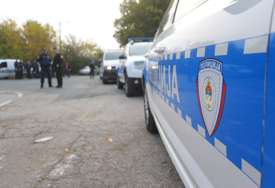 (FOTO) Velika policijska akcija u Gradiški:  U pretresima zaplijenjeni novac i ometač, uhapšena jedna osoba