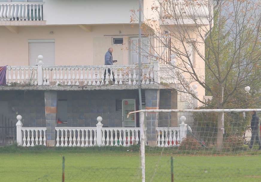 Visokorizična deložacija FK Džaja: Veliki broj sudskih policajaca u Vrbanji (FOTO)