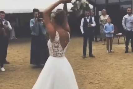 Nesvakidašnji prizor na svadbi: Mladenka krenula da baci buket, a onda je uslijedio preokret (VIDEO)