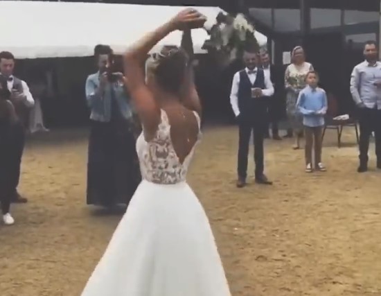 Nesvakidašnji prizor na svadbi: Mladenka krenula da baci buket, a onda je uslijedio preokret (VIDEO)