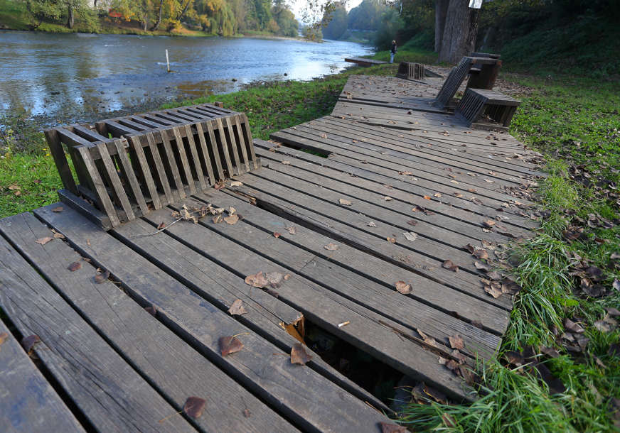 Nekada bio na ponos, danas ruglo: Kako je drveni mol na Vrbasu propao za nekoliko godina (FOTO)