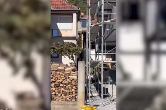 NESVAKIDAŠNJA DRAMA Muškarac izazvao saobraćajnu nesreću, pa se popeo na krov polugo (VIDEO)