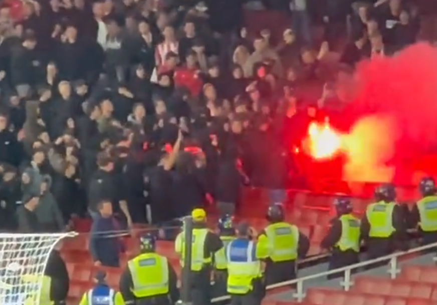 NEREDI U LONDONU Navijači PSV divljali na tribinama, intervenisala i policija (VIDEO)