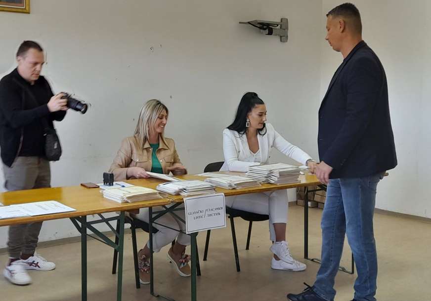 Nešić glasao u Istočnom Sarajevu: Lider DNS obavio građansku dužnost (FOTO)
